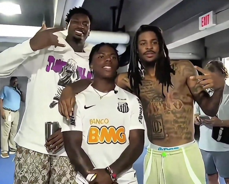 体育资讯-谁更像粉丝？甲亢哥偶遇莫兰特&amp;小贾伦 用的还是三折叠