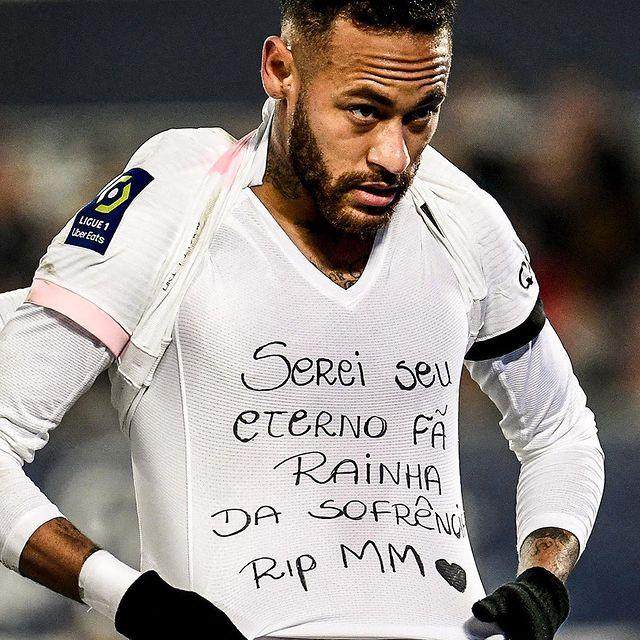 内马尔2球致哀飞机失事女歌手 身后留下3百首歌曲